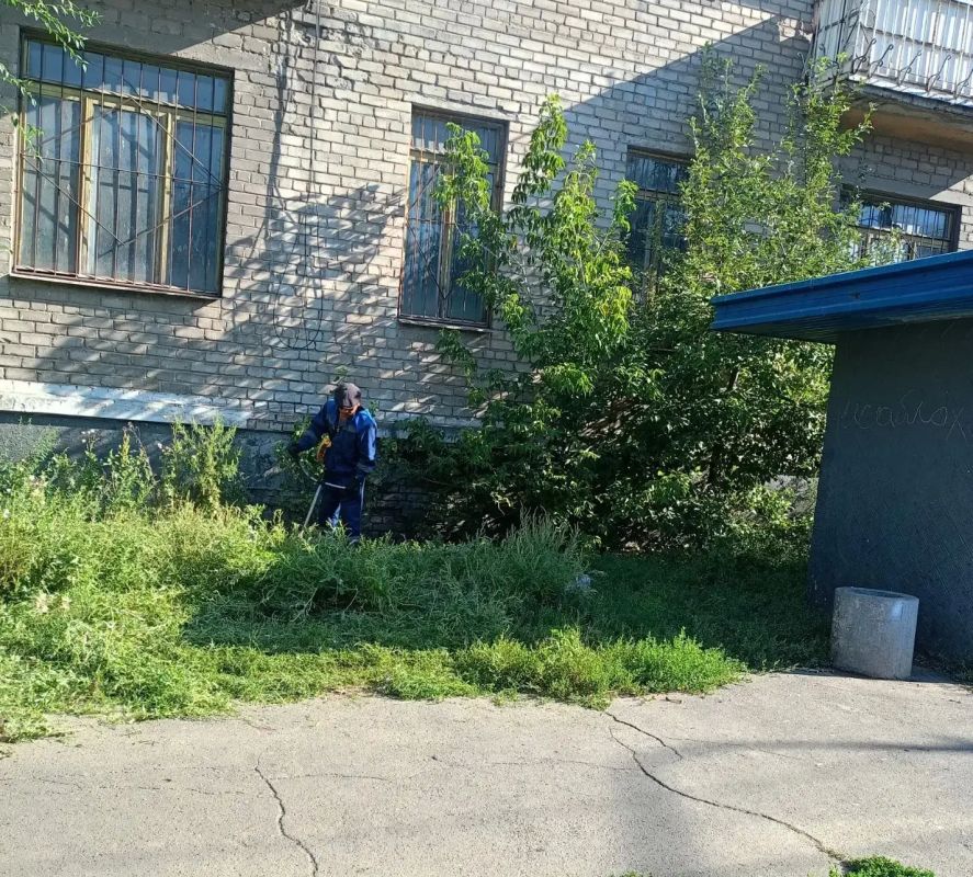 Сегодня, 19 августа, с целью приведения территории в надлежащее санитарное состояние в Кировском внутригородском районе города Макеевки силами Макеевского филиала НКО «ЕДИНЫЙ РЕГИОНАЛЬНЫЙ ФОНД ПО УПРАВЛЕНИЮ МНОГОКВАРТИРНЫМИ... Сегодня, 19 августа, с целью приведения территории в надлежащее санитарное состояние в Кировском внутригородском районе города Макеевки силами Макеевского филиала НКО «ЕДИНЫЙ РЕГИОНАЛЬНЫЙ ФОНД ПО УПРАВЛЕНИЮ МНОГОКВАРТИРНЫМИ...