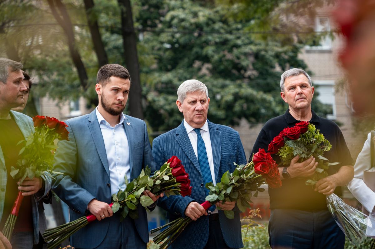 Кирилл Макаров: Не предать.. Владимир Иванович Дегтярёв буквально сформировал современный Донецк и весь регион. При нём строились шахты и предприятия, микрорайоны и университеты. Появились бульвар Пушкина, площадь Ленина в... Кирилл Макаров: Не предать.. Владимир Иванович Дегтярёв буквально сформировал современный Донецк и весь регион. При нём строились шахты и предприятия, микрорайоны и университеты. Появились бульвар Пушкина, площадь Ленина в...