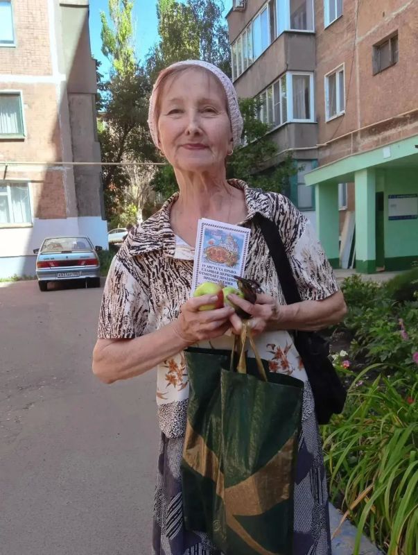 Сегодня активисты Советского внутригородского района городского округа Макеевка вышли на улицы, чтобы поздравить жителей с одним из самых светлых летних праздников - Преображением Господним (Яблочным Спасом) Сегодня активисты Советского внутригородского района городского округа Макеевка вышли на улицы, чтобы поздравить жителей с одним из самых светлых летних праздников - Преображением Господним (Яблочным Спасом)