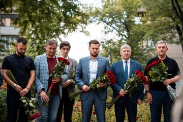 В день рождения Владимира Дегтярёва в центре Донецка высадили аллею роз