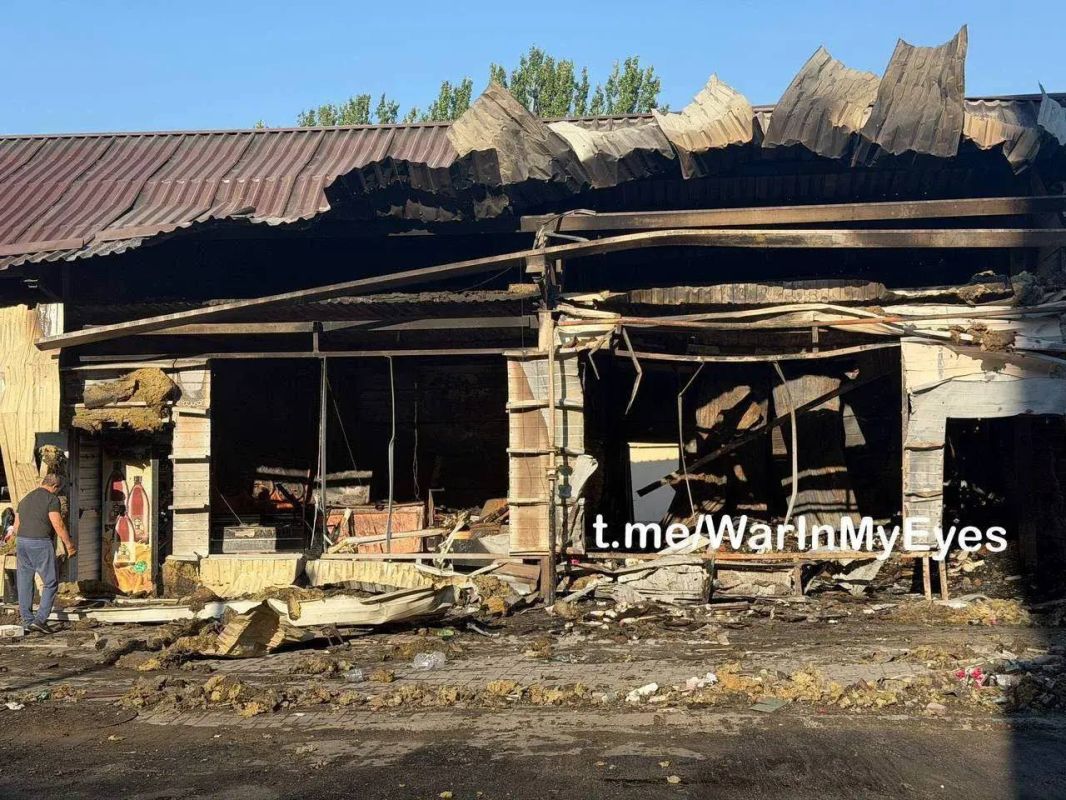 Последствия ночной атаки вражеского БПЛА на торговые павильоны в Калининском районе Донецка Последствия ночной атаки вражеского БПЛА на торговые павильоны в Калининском районе Донецка