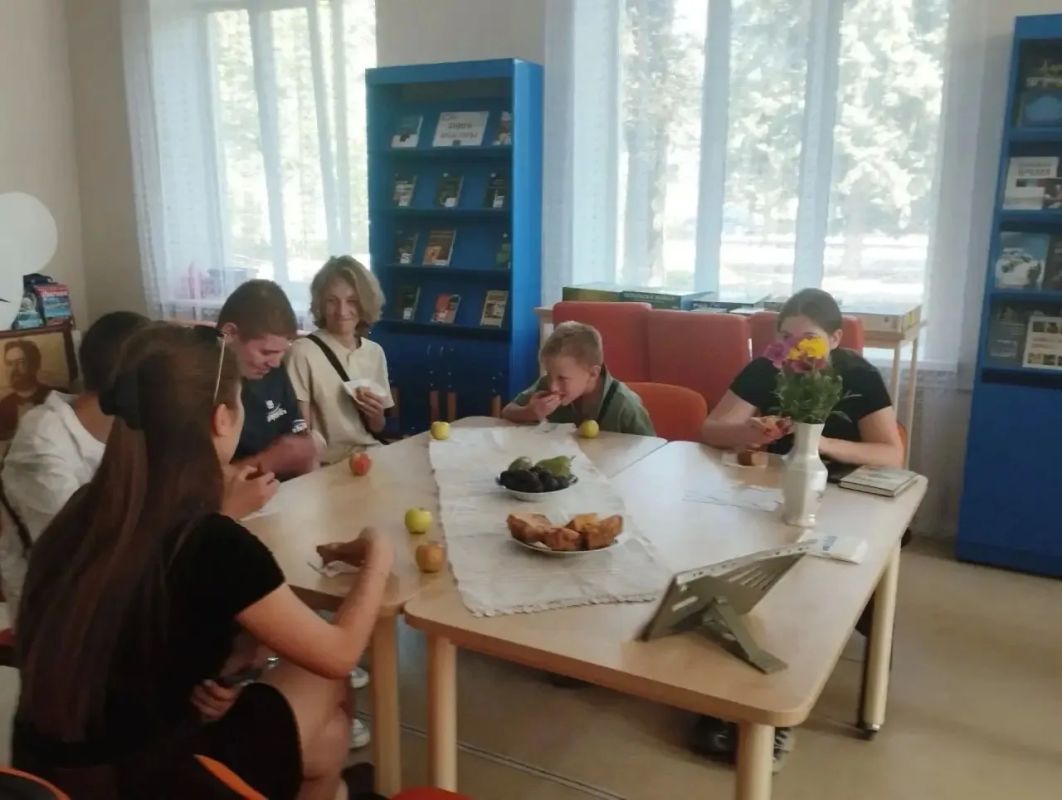 В Харцызской модельной библиотеке 19 августа состоялись фольклорные посиделки «Август Спасами богат», посвященное череде православных праздников, завершающих лето В Харцызской модельной библиотеке 19 августа состоялись фольклорные посиделки «Август Спасами богат», посвященное череде православных праздников, завершающих лето