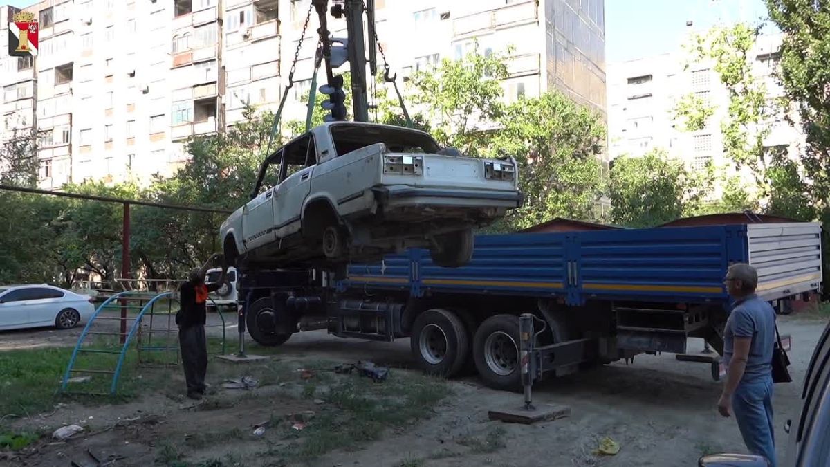 Игорь Мартынов: Наводим порядок во дворах. 19 августа в городском округе Енакиево началась работа по вывозу брошенных легковых автомобилей с территорий многоквартирных домов