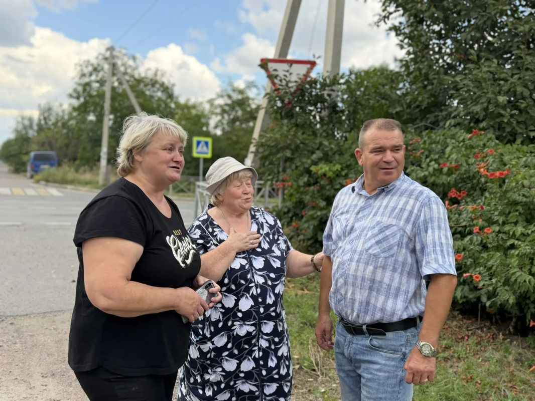 СХОД ГРАЖДАН. 19 августа в городе Иловайске состоялась встреча жителей улицы Ломоносова с главой муниципального образования городской округ Иловайск Александром Васильевичем Кузнецовым СХОД ГРАЖДАН. 19 августа в городе Иловайске состоялась встреча жителей улицы Ломоносова с главой муниципального образования городской округ Иловайск Александром Васильевичем Кузнецовым