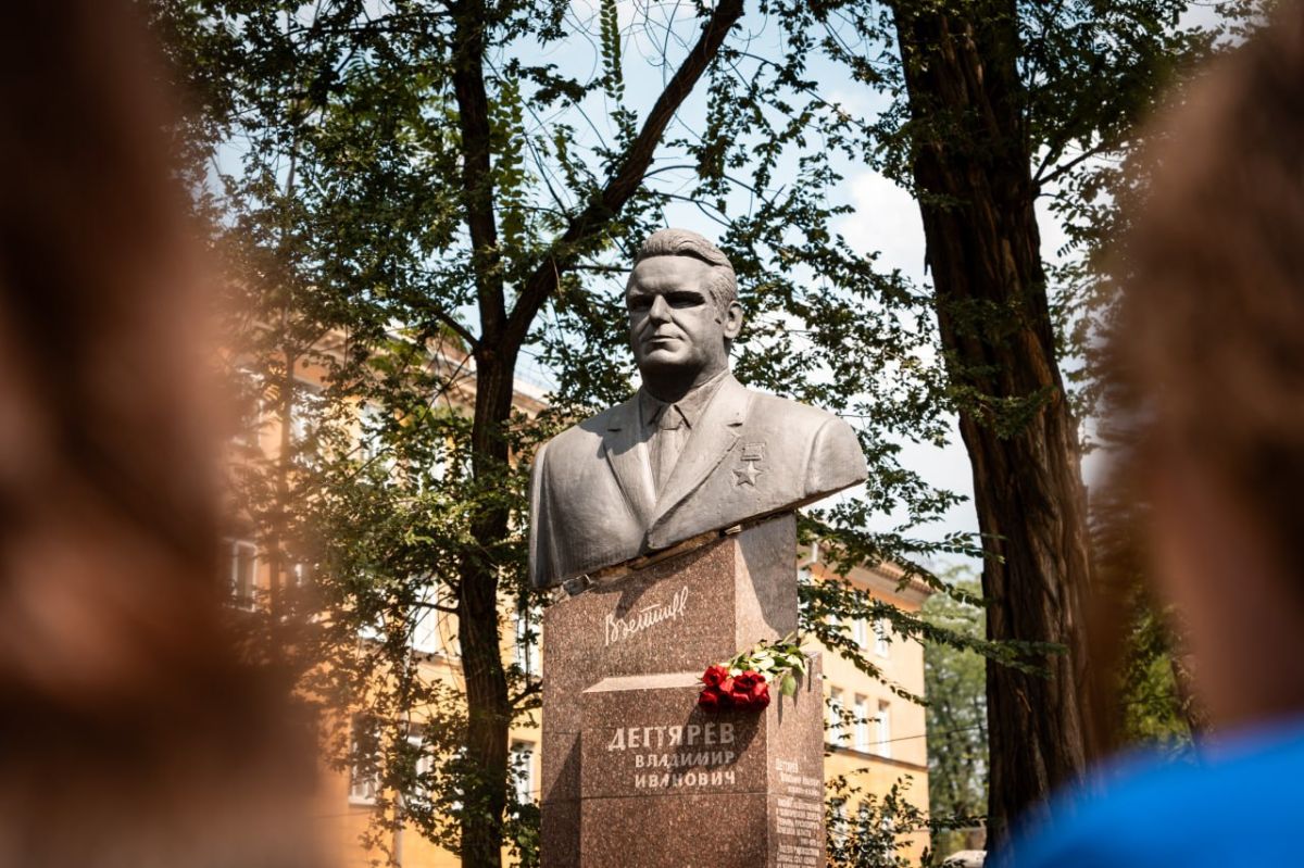 В день рождения Владимира Дегтярёва в центре Донецка высадили аллею роз В день рождения Владимира Дегтярёва в центре Донецка высадили аллею роз