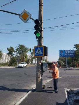 Сотрудники «Уютного города» продолжают улучшать инфраструктуру Мариуполя