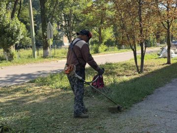 В Кировском ведутся работы по благоустройству в преддверии праздников
