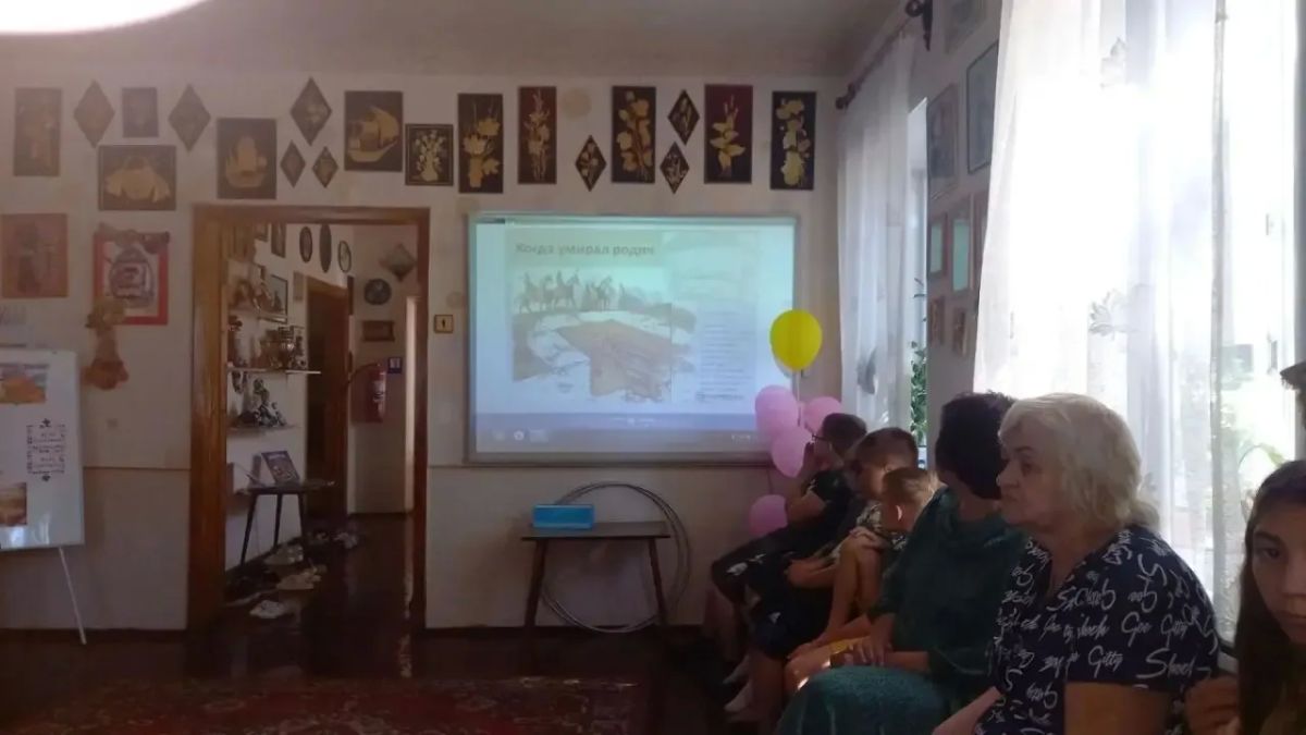 19 августа сотрудниками МБУ «Музея истории города Харцызска» для учащихся досуговой площадки «Юннат» на базе МБУ ДО «ХСЮН» был проведена экскурсия "Памятники от слова память"