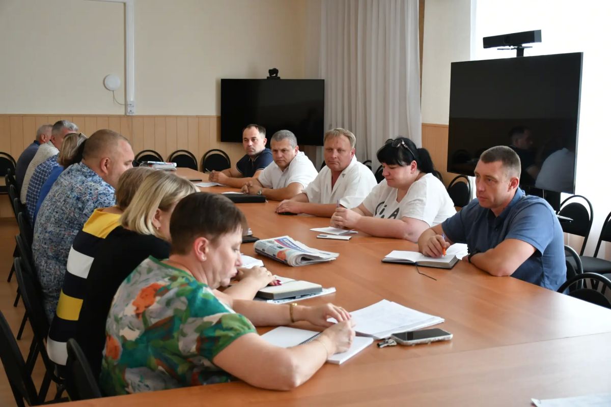 Сегодня, 19 августа, заместитель главы администрации городского округа Дебальцево Евгений Глебов провел заседание комиссии по вопросам подготовки объектов жилищно-коммунального хозяйства, социальной сферы, к работе в... Сегодня, 19 августа, заместитель главы администрации городского округа Дебальцево Евгений Глебов провел заседание комиссии по вопросам подготовки объектов жилищно-коммунального хозяйства, социальной сферы, к работе в...