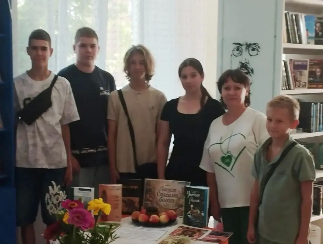 В Харцызской модельной библиотеке 19 августа состоялись фольклорные посиделки «Август Спасами богат», посвященное череде православных праздников, завершающих лето В Харцызской модельной библиотеке 19 августа состоялись фольклорные посиделки «Август Спасами богат», посвященное череде православных праздников, завершающих лето