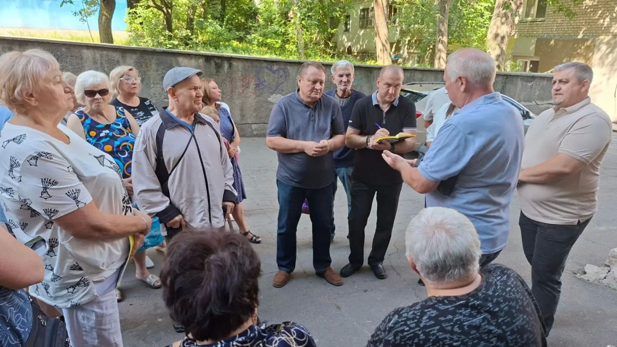 Валентин Левченко: Встреча с жителями Кутузова, 9: работаем вместе Валентин Левченко: Встреча с жителями Кутузова, 9: работаем вместе