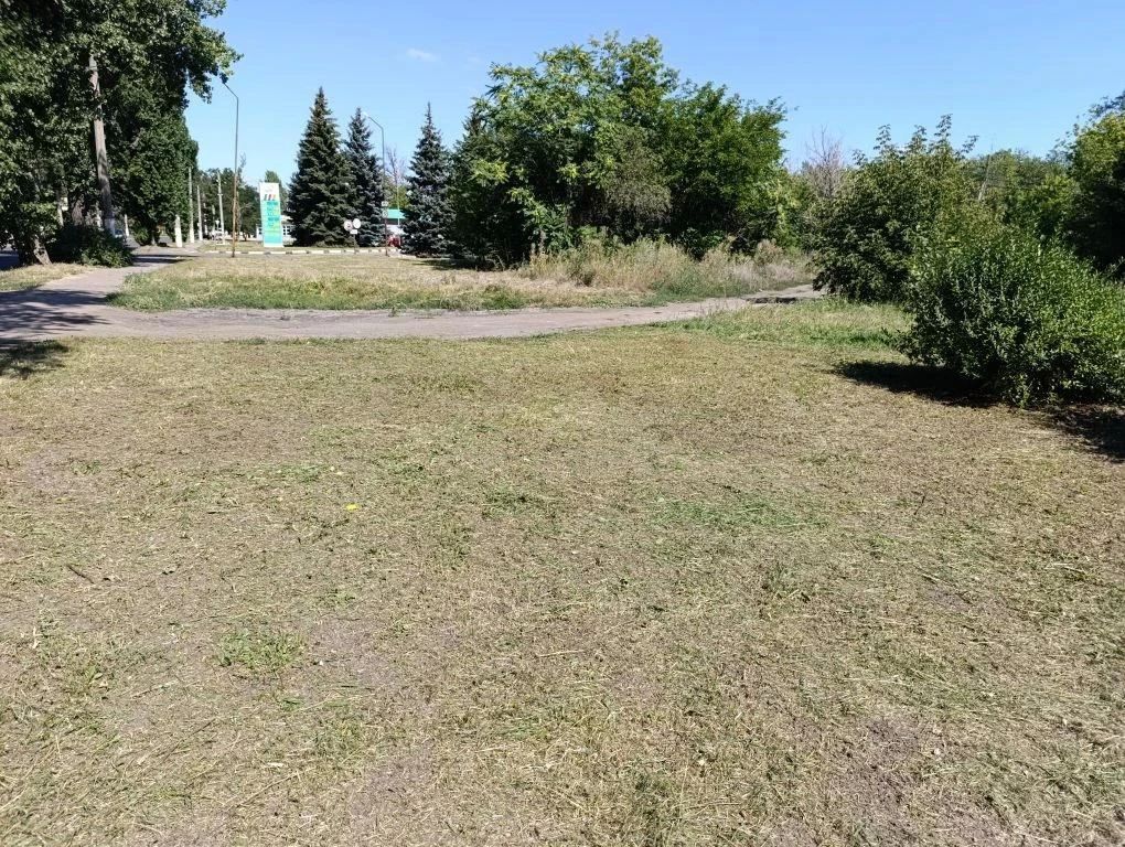 Активист Советского внутригородского района городского округа Макеевка принял участие в благоустройстве территории по улице Кирова - покосе травы Активист Советского внутригородского района городского округа Макеевка принял участие в благоустройстве территории по улице Кирова - покосе травы