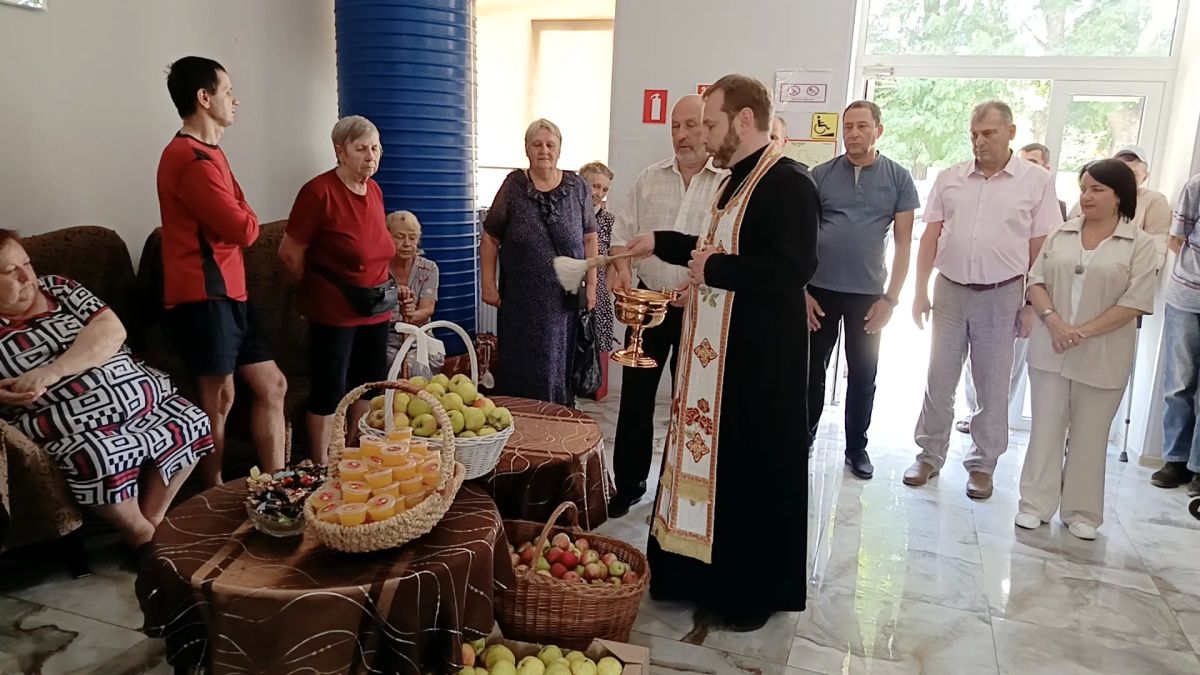 Константин Зинченко: Яблоки, мёд и тепло сердец: частичка домашнего уюта в день Преображения Господня в пункте временного размещения Константин Зинченко: Яблоки, мёд и тепло сердец: частичка домашнего уюта в день Преображения Господня в пункте временного размещения