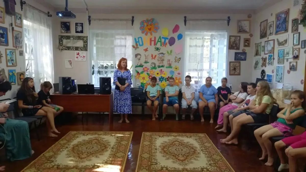 19 августа сотрудниками МБУ «Музея истории города Харцызска» для учащихся досуговой площадки «Юннат» на базе МБУ ДО «ХСЮН» был проведена экскурсия "Памятники от слова память" 19 августа сотрудниками МБУ «Музея истории города Харцызска» для учащихся досуговой площадки «Юннат» на базе МБУ ДО «ХСЮН» был проведена экскурсия "Памятники от слова память"