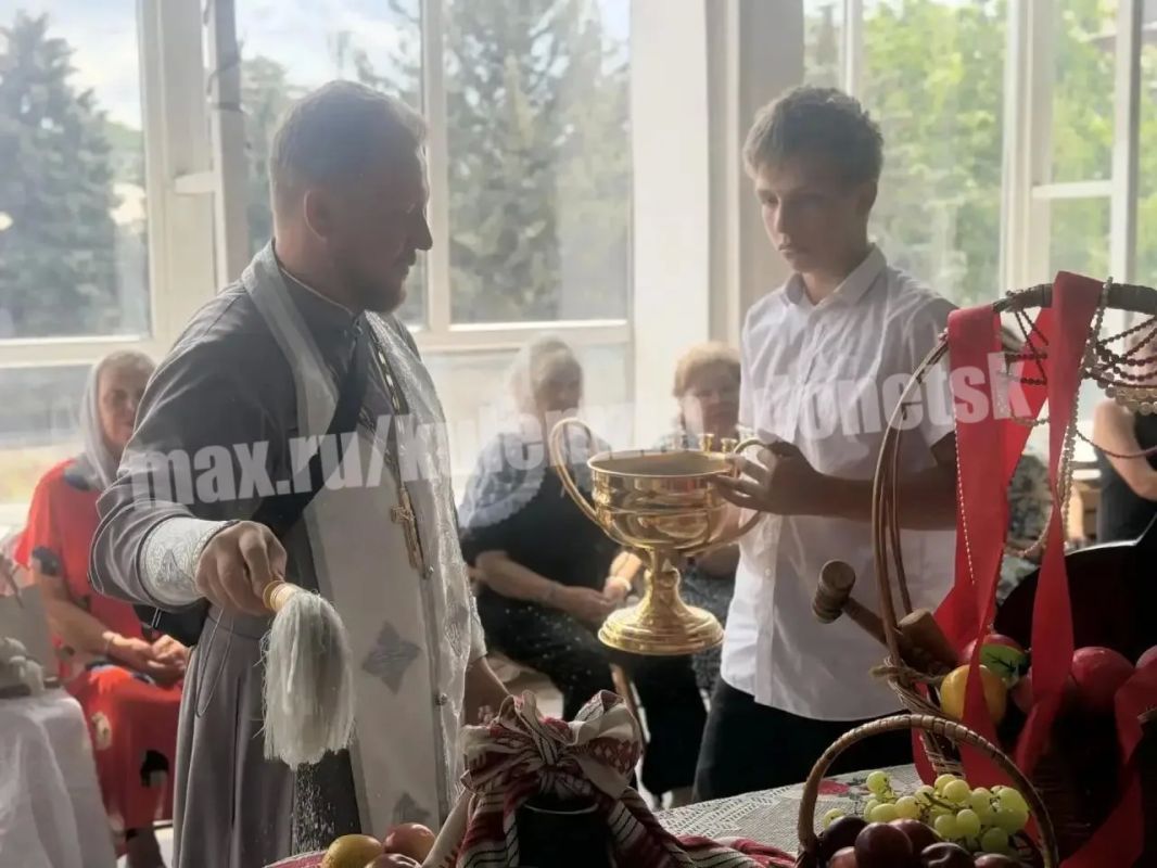 Сегодня во Дворце культуры им. А.С. Пушкина было по-настоящему тепло и душевно — там прошло яркое торжество, посвящённое светлому празднику Яблочного Спаса Сегодня во Дворце культуры им. А.С. Пушкина было по-настоящему тепло и душевно — там прошло яркое торжество, посвящённое светлому празднику Яблочного Спаса