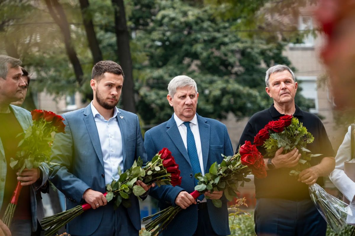 Кирилл Макаров: Не предать.. Владимир Иванович Дегтярёв буквально сформировал современный Донецк и весь регион. При нём строились шахты и предприятия, микрорайоны и университеты. Появились бульвар Пушкина, площадь Ленина в... Кирилл Макаров: Не предать.. Владимир Иванович Дегтярёв буквально сформировал современный Донецк и весь регион. При нём строились шахты и предприятия, микрорайоны и университеты. Появились бульвар Пушкина, площадь Ленина в...