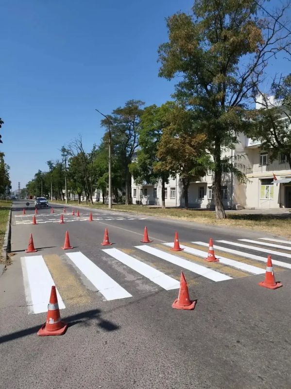 Сотрудники «Уютного города» продолжают улучшать инфраструктуру Мариуполя Сотрудники «Уютного города» продолжают улучшать инфраструктуру Мариуполя