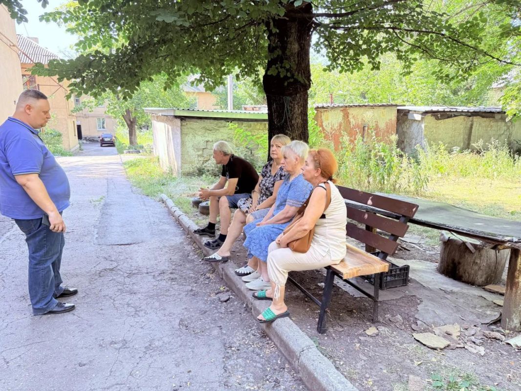 Иван Адамец: Заместитель руководителя Управы Куйбышевского района Алексей Шлапак провел встречу с жителями дома № 20 по улице Валерия Арсёнова Иван Адамец: Заместитель руководителя Управы Куйбышевского района Алексей Шлапак провел встречу с жителями дома № 20 по улице Валерия Арсёнова