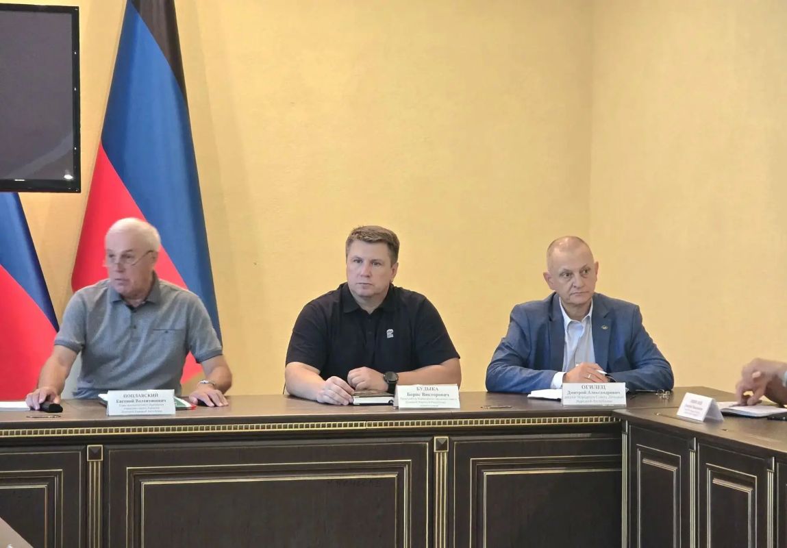 Дмитрий Огилец: В рамках своей депутатской деятельности принял участие в отчётно-установочном аппаратном совещании, под председательством главы администрации г.о.Харцызск Поплавского Евгения Валентиновича с участием... Дмитрий Огилец: В рамках своей депутатской деятельности принял участие в отчётно-установочном аппаратном совещании, под председательством главы администрации г.о.Харцызск Поплавского Евгения Валентиновича с участием...