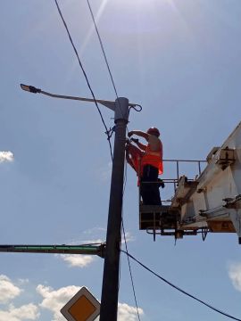 Коммунальщики Снежного продолжают благоустраивать территории общего пользования