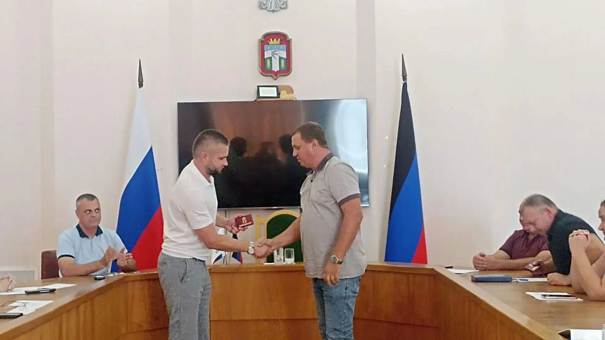 Сегодня состоялось вручение удостоверений депутатам Тельмановского муниципального совета Донецкой Народной Республики Сегодня состоялось вручение удостоверений депутатам Тельмановского муниципального совета Донецкой Народной Республики