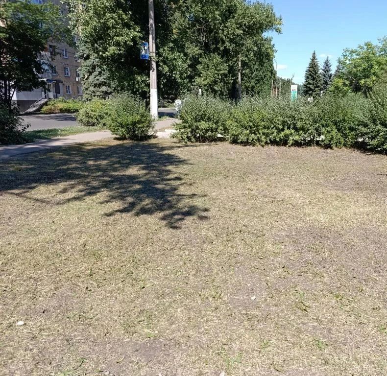 Активист Советского внутригородского района городского округа Макеевка принял участие в благоустройстве территории по улице Кирова - покосе травы Активист Советского внутригородского района городского округа Макеевка принял участие в благоустройстве территории по улице Кирова - покосе травы