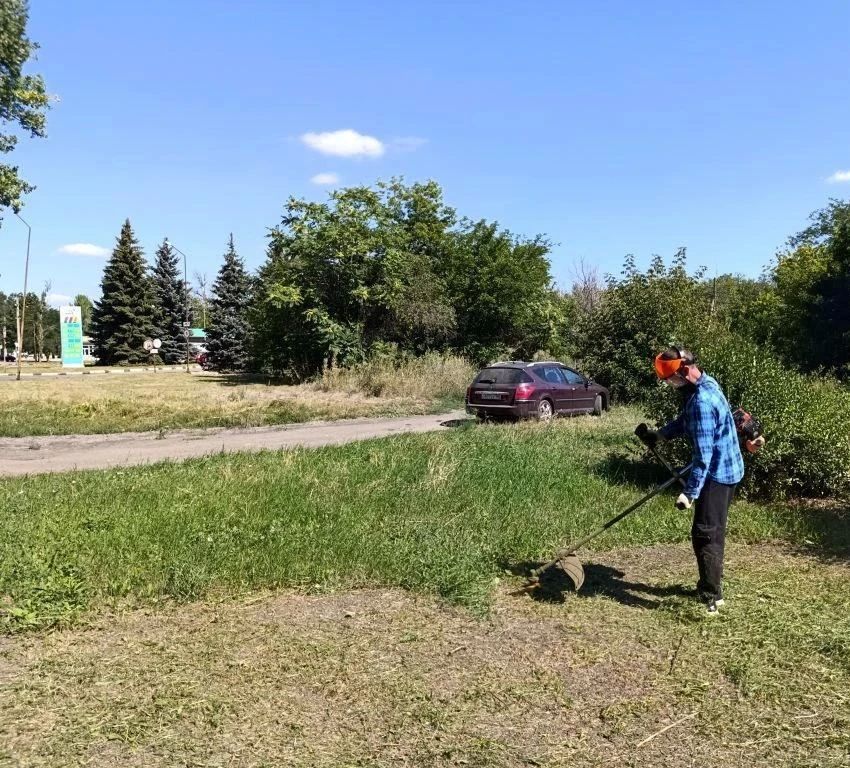 Активист Советского внутригородского района городского округа Макеевка принял участие в благоустройстве территории по улице Кирова - покосе травы