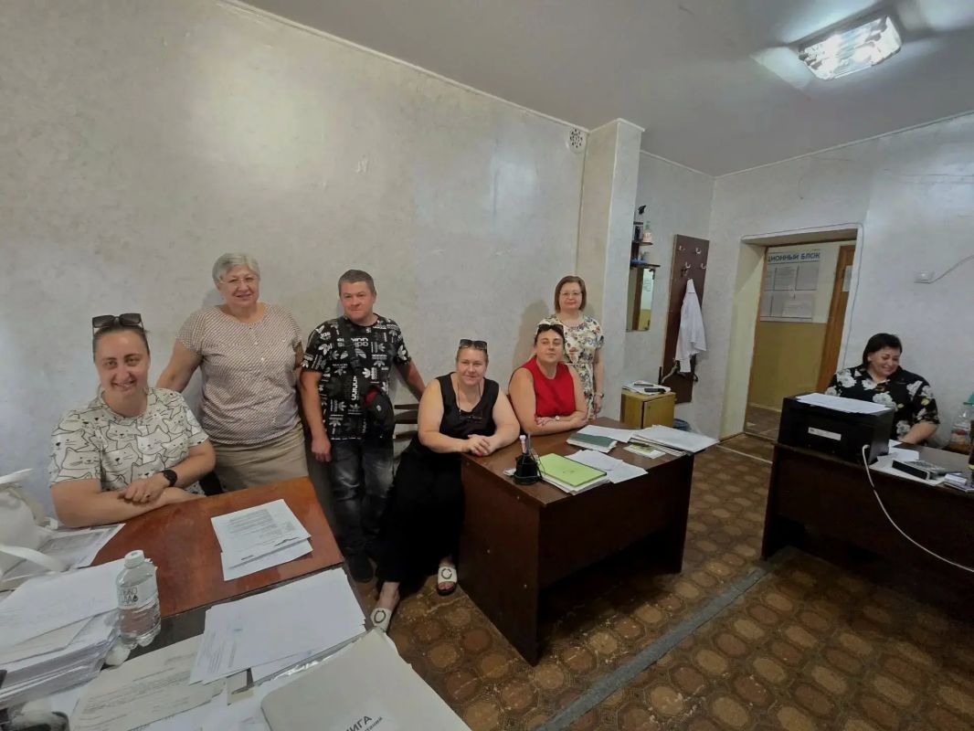 Сегодня,19 августа, руководитель Управы Ленинского внутригородского района Администрации городского округа Донецк Татьяна Темникова, заместитель главы администрации - директор Департамента финансов Дмитрий Даньшин, депутат... Сегодня,19 августа, руководитель Управы Ленинского внутригородского района Администрации городского округа Донецк Татьяна Темникова, заместитель главы администрации - директор Департамента финансов Дмитрий Даньшин, депутат...