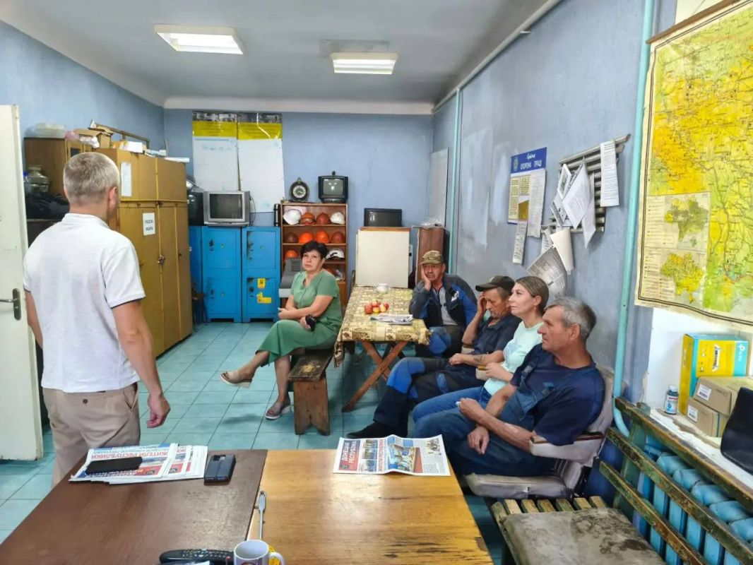 Сегодня, 19 августа, в рамках проекта "Управдом" провёл встречу с трудовым коллективом моспинского участка Пролетарского РЭС ПО Донецкий ГЭС "ДОНЕЦКЭНЕРГО" филиала АО ЮЗЭСК Сегодня, 19 августа, в рамках проекта "Управдом" провёл встречу с трудовым коллективом моспинского участка Пролетарского РЭС ПО Донецкий ГЭС "ДОНЕЦКЭНЕРГО" филиала АО ЮЗЭСК