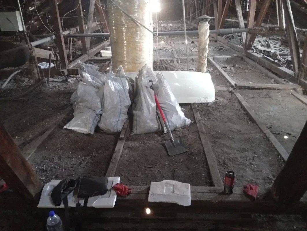 При поддержке Нижегородской области специалисты обновляют кровлю дома на улице Кирова в пгт Горное При поддержке Нижегородской области специалисты обновляют кровлю дома на улице Кирова в пгт Горное