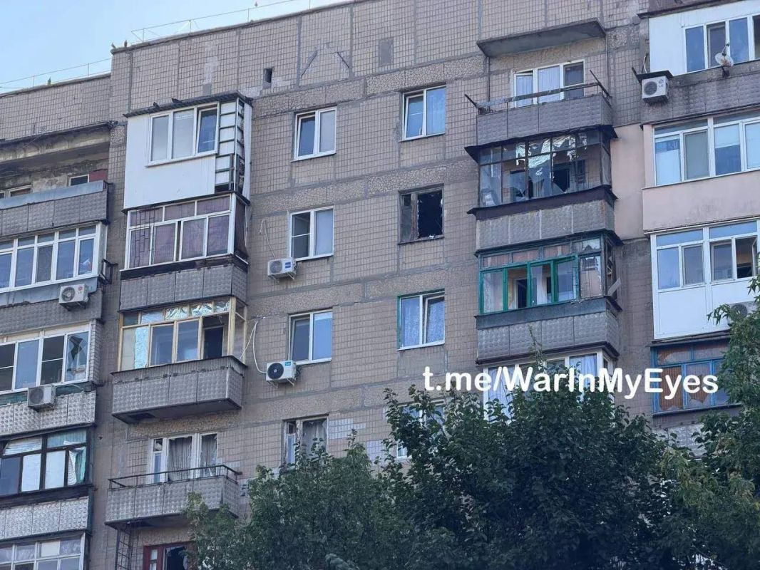 Последствия ночной атаки вражеского БПЛА на торговые павильоны в Калининском районе Донецка