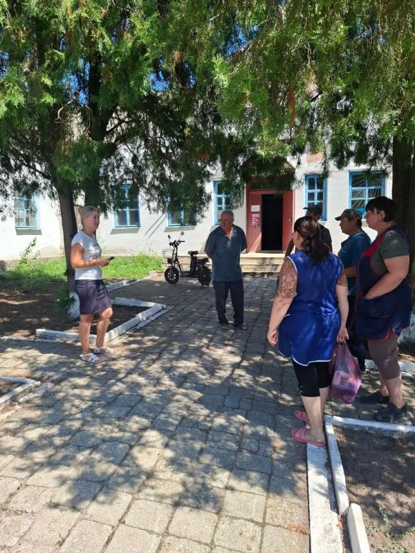 Сегодня заведующая Коньковским территориальным сектором провела встречу с жителями села Коньково, в ходе которой ответила на поступающие вопросы