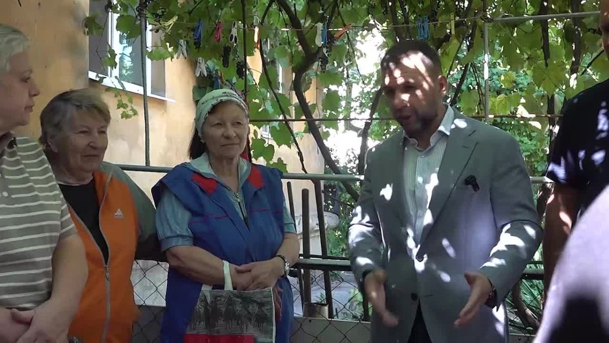 Денис Пушилин на встрече с жильцами многоквартирных домов по улице Литке в Пролетарском районе Донецка обсудил решение текущих проблем