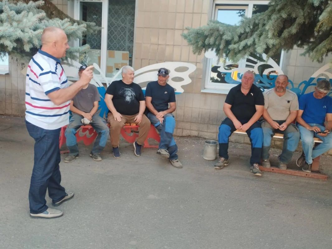 Встретился с сотрудниками Волновахского района электрических сетей (РЭС) ТЕ «Кировские электрические сети» ГУП ДНР «РЭК»