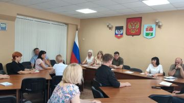 В администрации Амвросиевского муниципального округа состоялось заседание межведомственной комиссии, ключевой задачей которой является содействие в решении насущных вопросов ветеранов боевых действий и членов их семей