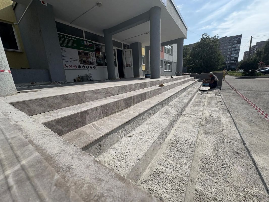 Сахалинская область проводит комплексное обновление входной группы в Шахтерской гимназии