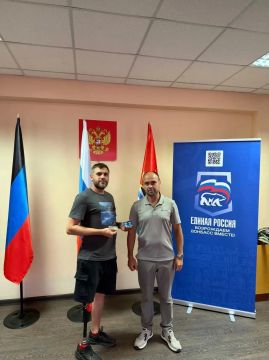 Председатель Торезского городского совета Александр Казмерчук совместно с руководителем фракции «Единая Россия» в Торезском городском совете Андреем Пашковым торжественно вручили партийный билет ветерану боевых действий...