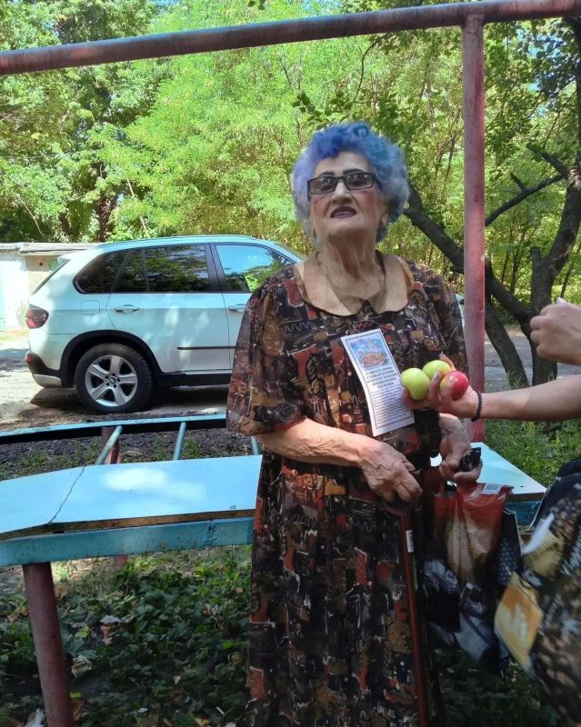 Сегодня активисты Советского внутригородского района городского округа Макеевка вышли на улицы, чтобы поздравить жителей с одним из самых светлых летних праздников - Преображением Господним (Яблочным Спасом)