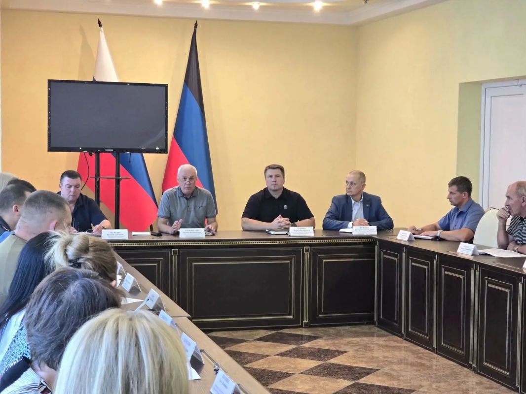 Дмитрий Огилец: В рамках своей депутатской деятельности принял участие в отчётно-установочном аппаратном совещании, под председательством главы администрации г.о.Харцызск Поплавского Евгения Валентиновича с участием...