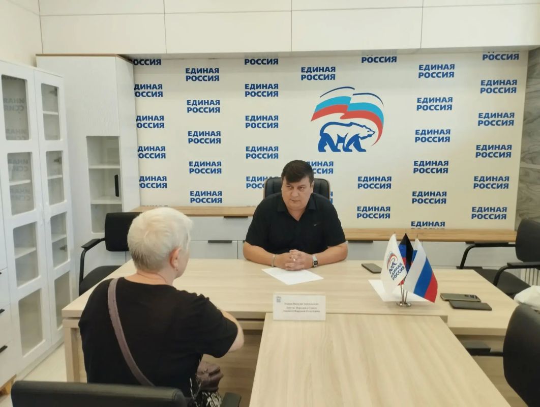 Сегодня, 19 августа, депутат Народного Совета Донецкой Народной Республики Василий Перцев провел приём граждан в общественной приемной «Единой России» Центрально-Городского внутригородского района городского округа Макеевка