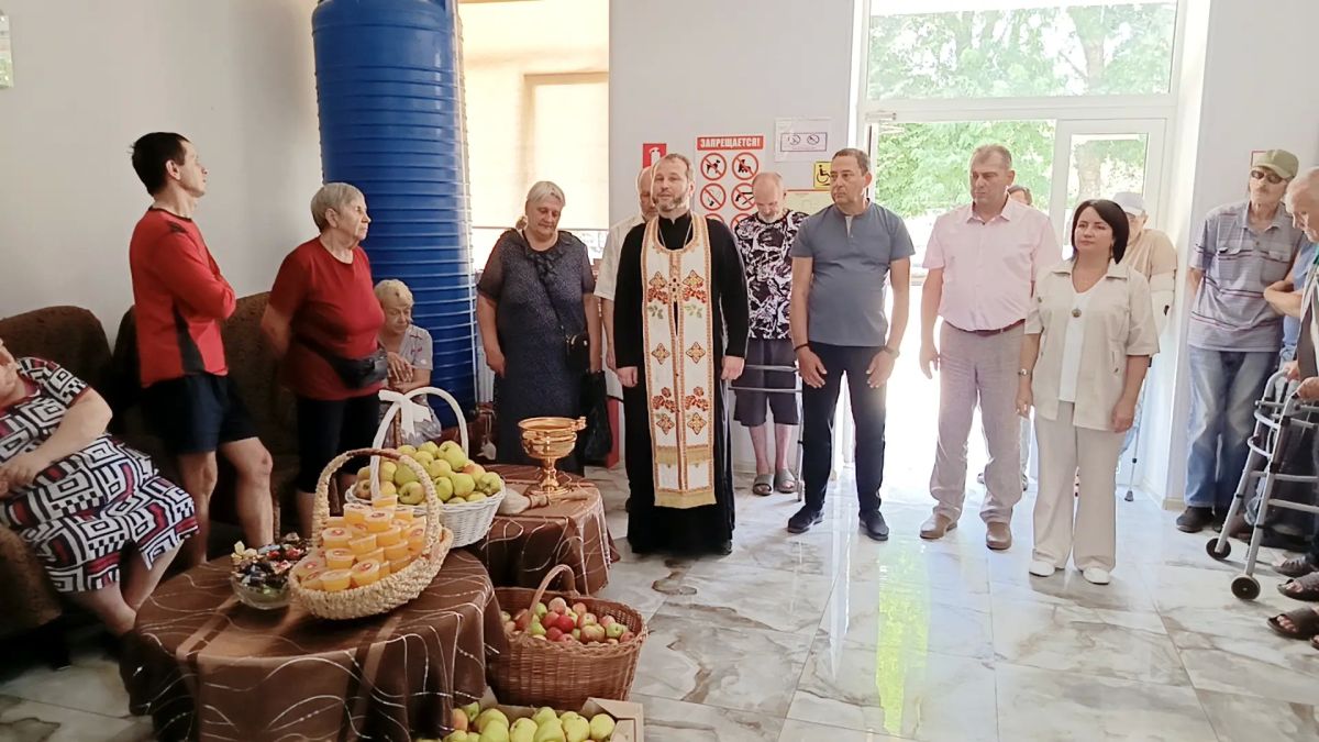 Константин Зинченко: Яблоки, мёд и тепло сердец: частичка домашнего уюта в день Преображения Господня в пункте временного размещения Константин Зинченко: Яблоки, мёд и тепло сердец: частичка домашнего уюта в день Преображения Господня в пункте временного размещения