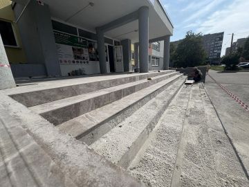 Сахалинская область проводит комплексное обновление входной группы в Шахтерской гимназии