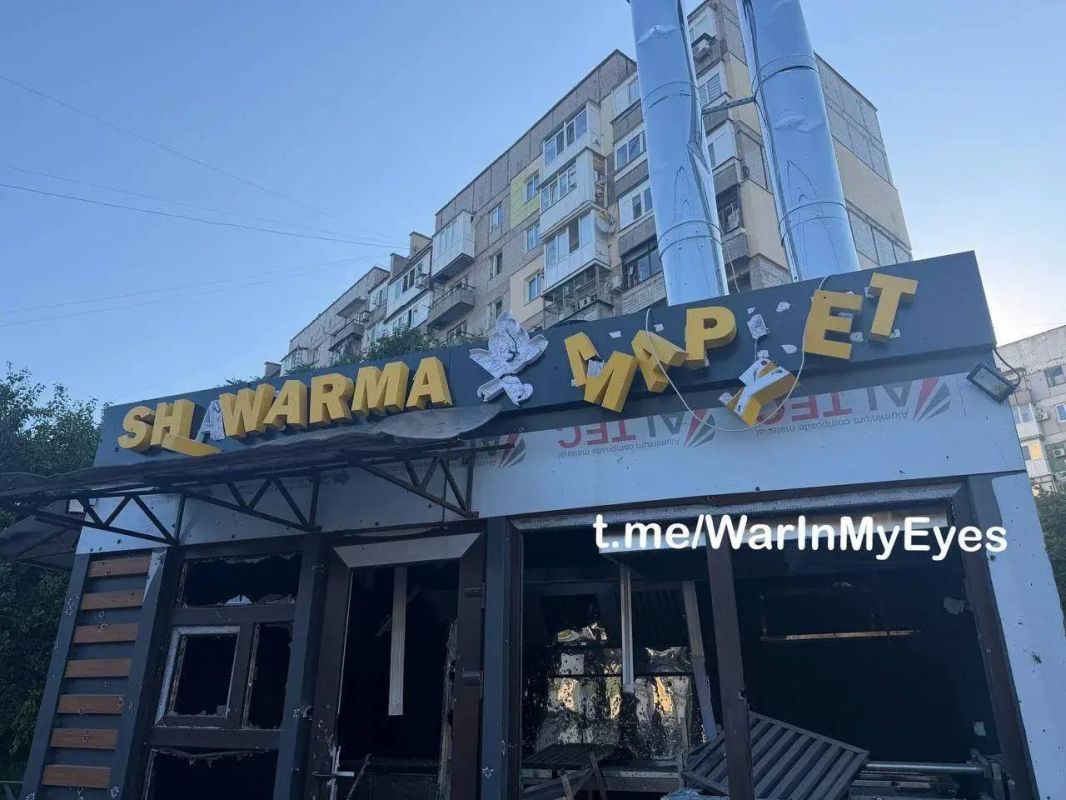 Последствия ночной атаки вражеского БПЛА на торговые павильоны в Калининском районе Донецка Последствия ночной атаки вражеского БПЛА на торговые павильоны в Калининском районе Донецка