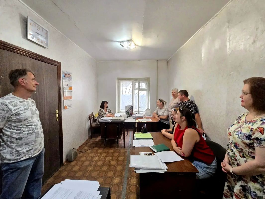 Сегодня,19 августа, руководитель Управы Ленинского внутригородского района Администрации городского округа Донецк Татьяна Темникова, заместитель главы администрации - директор Департамента финансов Дмитрий Даньшин, депутат... Сегодня,19 августа, руководитель Управы Ленинского внутригородского района Администрации городского округа Донецк Татьяна Темникова, заместитель главы администрации - директор Департамента финансов Дмитрий Даньшин, депутат...