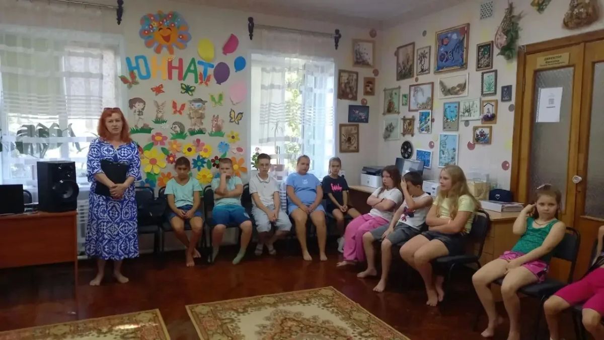 19 августа сотрудниками МБУ «Музея истории города Харцызска» для учащихся досуговой площадки «Юннат» на базе МБУ ДО «ХСЮН» был проведена экскурсия "Памятники от слова память" 19 августа сотрудниками МБУ «Музея истории города Харцызска» для учащихся досуговой площадки «Юннат» на базе МБУ ДО «ХСЮН» был проведена экскурсия "Памятники от слова память"