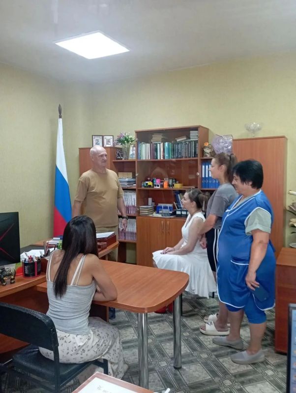 Депутат Амвросиевского муниципального совета Михаил Богомолец провел встречу с сотрудниками Амвросиевской типографии