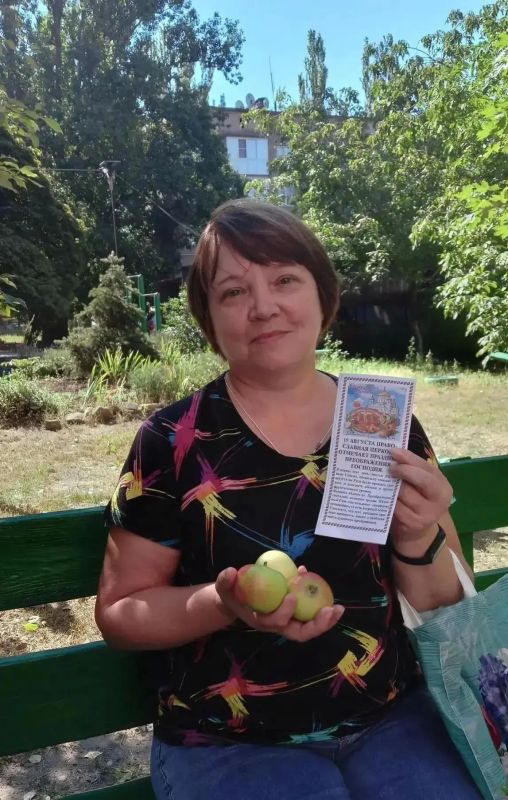 Сегодня активисты Советского внутригородского района городского округа Макеевка вышли на улицы, чтобы поздравить жителей с одним из самых светлых летних праздников - Преображением Господним (Яблочным Спасом) Сегодня активисты Советского внутригородского района городского округа Макеевка вышли на улицы, чтобы поздравить жителей с одним из самых светлых летних праздников - Преображением Господним (Яблочным Спасом)