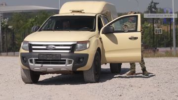 Спасал мирных, теперь поможет бойцам: молодежь ДНР передала на передовую броневик с историей