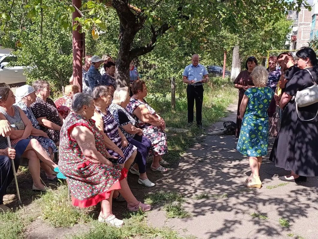 Депутат Снежнянского городского совета от политической партии ЛДПР Татьяна Владимировна Журавлёва совместно с заместителем главы администрации города Снежное Владимиром Викторовичем Судиловским провела встречу с жителями...