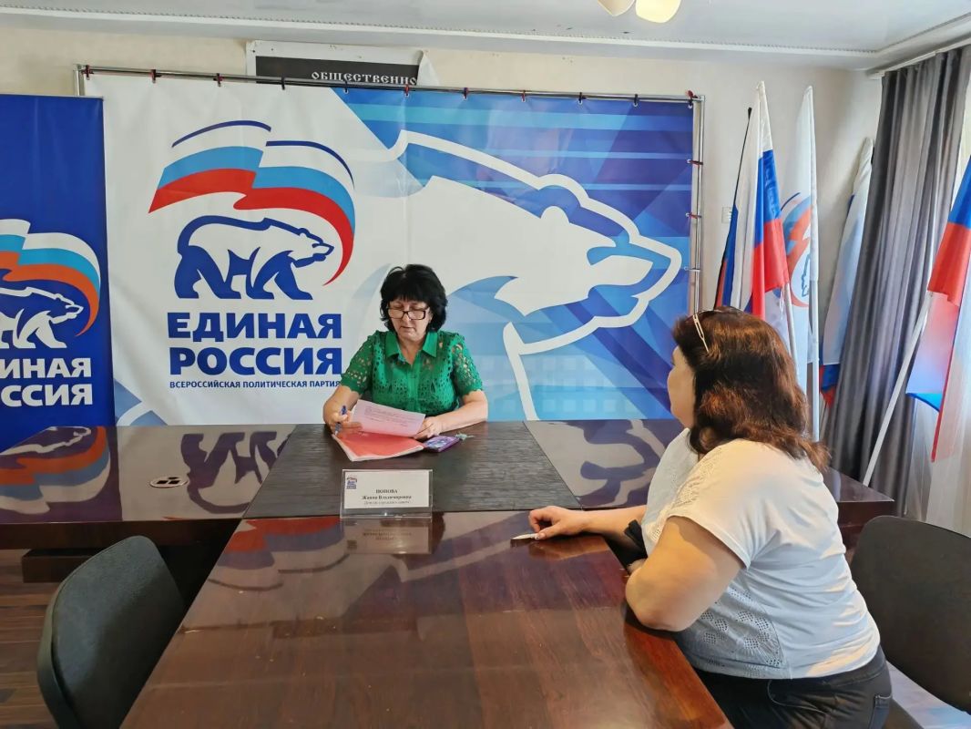 Состоялся прием граждан. Сегодня в общественной приёмной Партии «Единая Россия» города Тореза депутат Торезского городского совета Попова Жанна Владимировна провела прием граждан Состоялся прием граждан. Сегодня в общественной приёмной Партии «Единая Россия» города Тореза депутат Торезского городского совета Попова Жанна Владимировна провела прием граждан